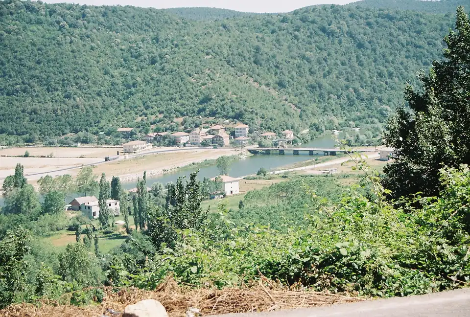 Bartın çayı — 2007-ci ilə aid bölgə fotoşəkli; 1998 daşqınını göstərmir.
