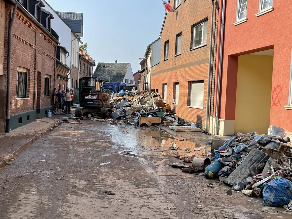 Ahrweiler, Almaniya — 2021-ci ilin iyul daşqınından sonra dağıntılar və təmizləmə.